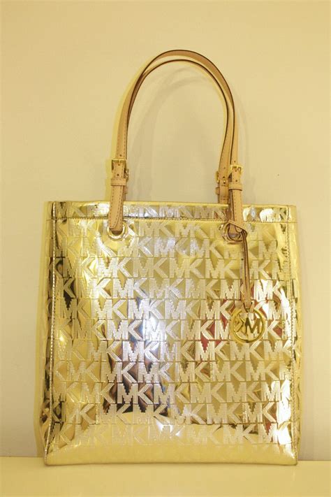 Bolsa michael kors dourada .